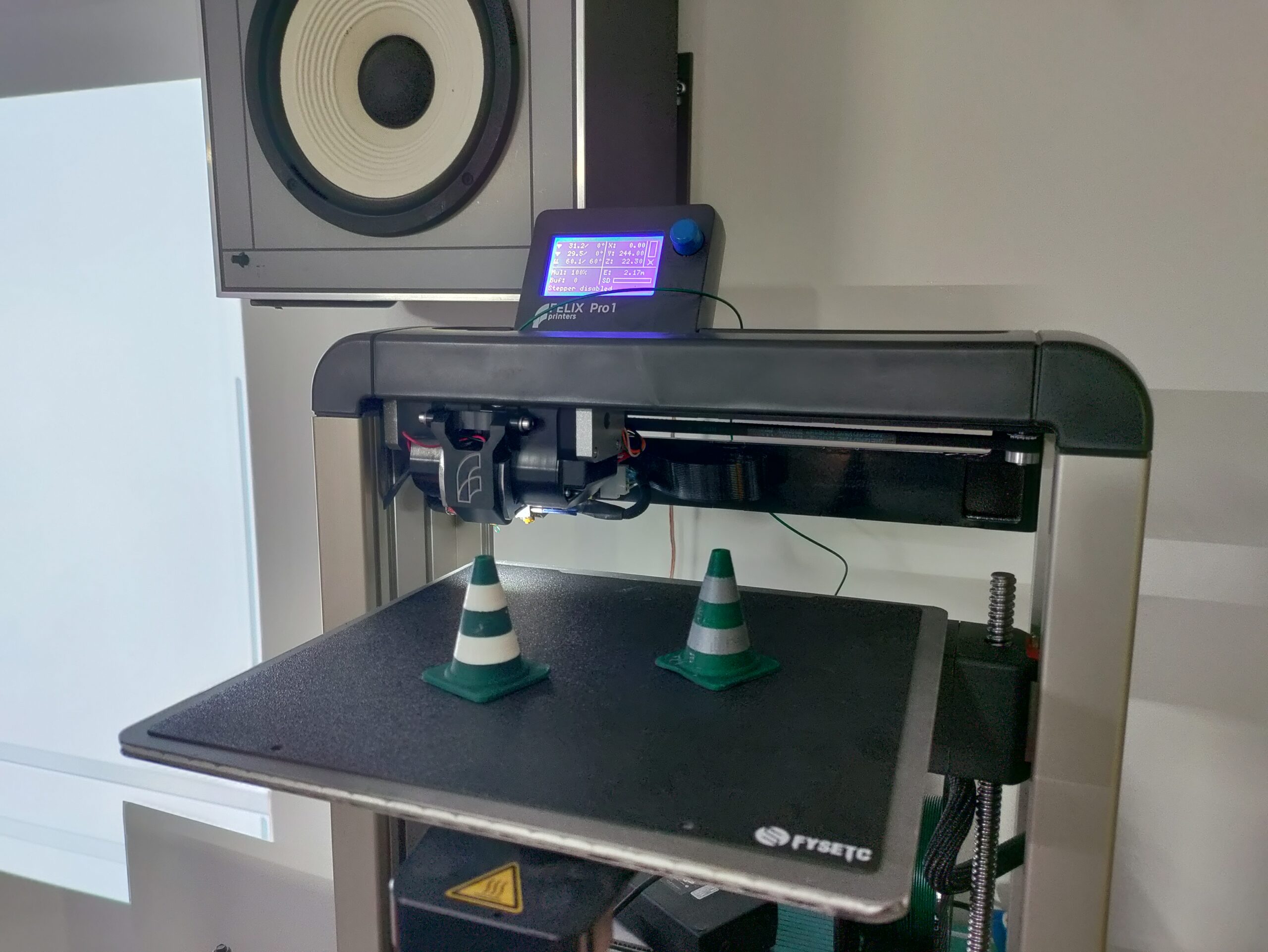 Felix Pro 1 2-värinen 3D-tulostin käytettävissä